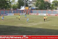 Situasi saat Persipani Paniai mampu menyamakan kedudukan 1-1 saat berhadapan dengan Persemi Mimika di Liga 4 Papua Tengah Musim 2025-2026, yang digelar di Stadion Imipi Wania, Kabupaten Mimika, Senin sore (15/3/2026) (Foto: karapauwnews.com)