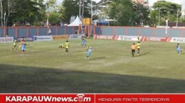Situasi saat Persipani Paniai mampu menyamakan kedudukan 1-1 saat berhadapan dengan Persemi Mimika di Liga 4 Papua Tengah Musim 2025-2026, yang digelar di Stadion Imipi Wania, Kabupaten Mimika, Senin sore (15/3/2026) (Foto: karapauwnews.com)