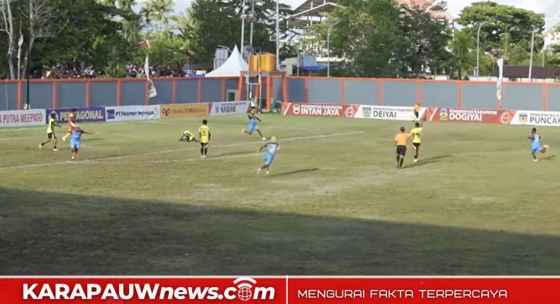 Situasi saat Persipani Paniai mampu menyamakan kedudukan 1-1 saat berhadapan dengan Persemi Mimika di Liga 4 Papua Tengah Musim 2025-2026, yang digelar di Stadion Imipi Wania, Kabupaten Mimika, Senin sore (15/3/2026) (Foto: karapauwnews.com)