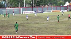 Situasi saat Persido Dogiyai mencetak gol ke-2 di gawang Persemi Mimika pada Liga 4 Papua Tengah Musim 2025-2026, yang digelar di Stadion Imipi Wania, Kabupaten Mimika, Selasa pagi (15/3/2026) (Foto: karapauwnews.com)