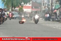 Situasi pembakaran ban oleh warga pendulang di depan salah satu toko mas di gorong-gorong Timika, Minggu (22/3/2026) (Foto: karapauwnews.com)