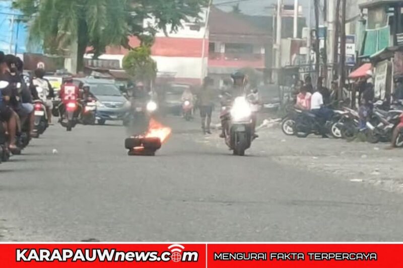 Situasi pembakaran ban oleh warga pendulang di depan salah satu toko mas di gorong-gorong Timika, Minggu (22/3/2026) (Foto: karapauwnews.com)