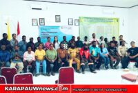 Foto bersama usai Rapat Anggota Tahunan Lima Koperasi Merah-Putih dari lima kampung di Distrik Kuala Kencana, yang berlangsung di Balai Kampung Utikini I, Jumat (27/3/2026) (karapauwnews.com/Mar)