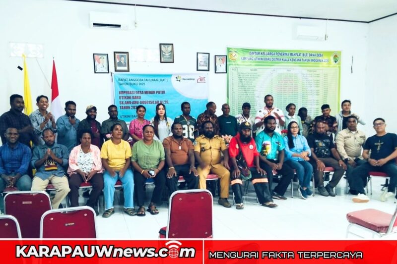 Foto bersama usai Rapat Anggota Tahunan Lima Koperasi Merah-Putih dari lima kampung di Distrik Kuala Kencana, yang berlangsung di Balai Kampung Utikini I, Jumat (27/3/2026) (karapauwnews.com/Mar)