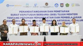 Para Menteri saat menunjukkan dokumen Surat Keputusan Bersama Tujuh Menteri tentang Pedoman Pemanfaatan dan Pembelajaran Teknologi Digital dan Kecerdasan Artifisial di Jalur Pendidikan Formal, Nonformal, dan Informal usai ditandatangani di Kantor Kemenko PMK, Jakarta Pusat, Kamis (12/3/2026) (karapauwnews.com/Foto: Ardi W/Komdigi)
