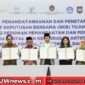 Para Menteri saat menunjukkan dokumen Surat Keputusan Bersama Tujuh Menteri tentang Pedoman Pemanfaatan dan Pembelajaran Teknologi Digital dan Kecerdasan Artifisial di Jalur Pendidikan Formal, Nonformal, dan Informal usai ditandatangani di Kantor Kemenko PMK, Jakarta Pusat, Kamis (12/3/2026) (karapauwnews.com/Foto: Ardi W/Komdigi)