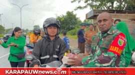 Danramil 06 Agimuga, Hengki M Haluk saat membagi takjil kepada kepada para pengguna jalan dan masyarakat (karapauwnews.com/Foto Dokumen Koramil 06 Agimuga)