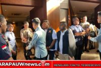 Ketua Karang Taruna Kabupaten Mimika, Vinsensius Apoka, menyerahkan noken dan suvenir patung khas daerah kepada Wakil Presiden Republik Indonesia, Gibran Rakabuming Raka (Dok : karapauwnews.com)