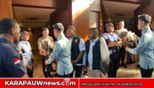 Ketua Karang Taruna Kabupaten Mimika, Vinsensius Apoka, menyerahkan noken dan suvenir patung khas daerah kepada Wakil Presiden Republik Indonesia, Gibran Rakabuming Raka (Dok : karapauwnews.com)