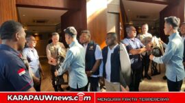 Ketua Karang Taruna Kabupaten Mimika, Vinsensius Apoka, menyerahkan noken dan suvenir patung khas daerah kepada Wakil Presiden Republik Indonesia, Gibran Rakabuming Raka (Dok : karapauwnews.com)