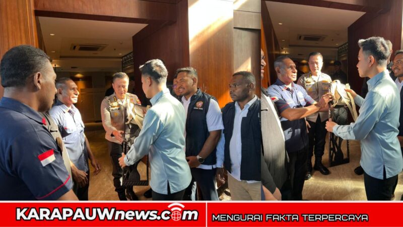 Ketua Karang Taruna Kabupaten Mimika, Vinsensius Apoka, menyerahkan noken dan suvenir patung khas daerah kepada Wakil Presiden Republik Indonesia, Gibran Rakabuming Raka (Dok : karapauwnews.com)