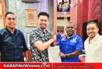 Ketua Umum DPP KNPI, M. Ryano Panjaitan, saat menyerahkan SK Kepengurusan kepada Ketua DPD I KNPI Provinsi Papua Tengah, Yustinus Tebai, Senin (30/3/2025) (karapauwnews.com/Foto KNPI Papua Tengah)