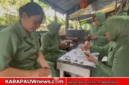 Anggota Persit Kodim 1710/Mimika saat mengerjakan bongkahan batu pyrite menjadi aksesoris (karapauwnews.com/Foto Persit Kodim 1710/Mimika)