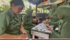 Anggota Persit Kodim 1710/Mimika saat mengerjakan bongkahan batu pyrite menjadi aksesoris (karapauwnews.com/Foto Persit Kodim 1710/Mimika)