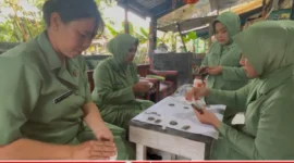 Anggota Persit Kodim 1710/Mimika saat mengerjakan bongkahan batu pyrite menjadi aksesoris (karapauwnews.com/Foto Persit Kodim 1710/Mimika)