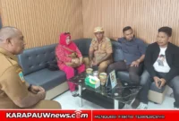 Kepala Kampung Nawaripi Bersama Pengurus Kampung Nawaripi (karapauwnews.com/CLK)