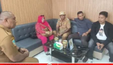 Kepala Kampung Nawaripi Bersama Pengurus Kampung Nawaripi (karapauwnews.com/CLK)