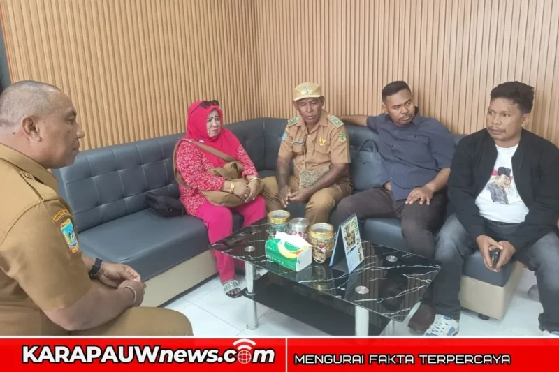 Kepala Kampung Nawaripi Bersama Pengurus Kampung Nawaripi (karapauwnews.com/CLK)