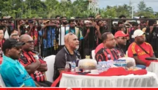 Situasi Nobar Daring Persipura Vs Adhyaksa FC, yang dihadiri Gubernur Meki Nawipa, Wakil Gubernur Deinas Geley, Bupati Nabire Mesakh Magai, yang digelar di halaman kantor Gubernur Papua Tengah, Nabire, Jumat (8/5/2026) (karapauwnews.com/Foto: Humas Pemprov Papua Tengah)