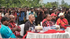 Situasi Nobar Daring Persipura Vs Adhyaksa FC, yang dihadiri Gubernur Meki Nawipa, Wakil Gubernur Deinas Geley, Bupati Nabire Mesakh Magai, yang digelar di halaman kantor Gubernur Papua Tengah, Nabire, Jumat (8/5/2026) (karapauwnews.com/Foto: Humas Pemprov Papua Tengah)