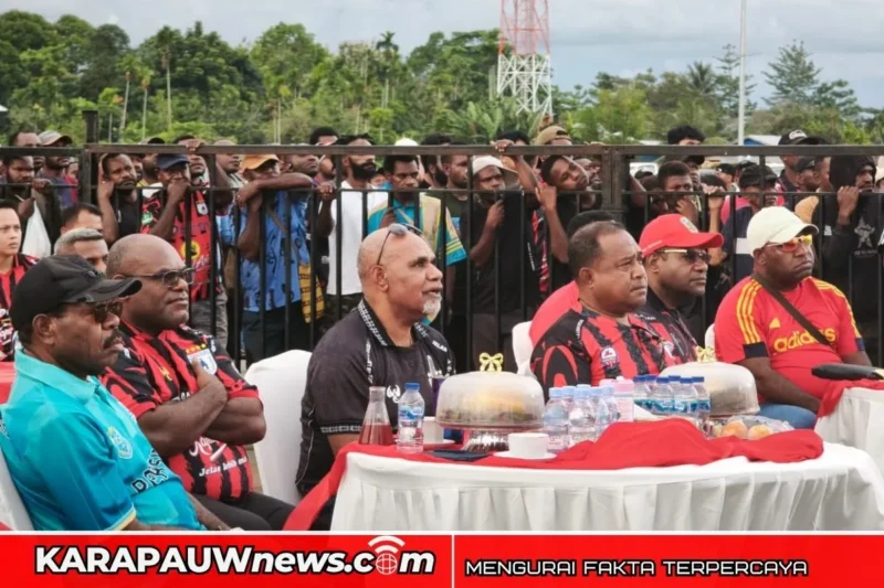 Situasi Nobar Daring Persipura Vs Adhyaksa FC, yang dihadiri Gubernur Meki Nawipa, Wakil Gubernur Deinas Geley, Bupati Nabire Mesakh Magai, yang digelar di halaman kantor Gubernur Papua Tengah, Nabire, Jumat (8/5/2026) (karapauwnews.com/Foto: Humas Pemprov Papua Tengah)