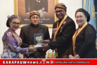 Bupati Mimika Johannes Rettob, S.Sos, M.M dan sang Istri, Suzy Susana Herawaty Rettob, saat menerima gelar kehormatan dari Keraton Kasunanan Surakarta Hadiningrat yang diserahkan oleh Sri Susuhunan Pakubuwana XIV di Sasana Narendra, Keraton Surakarta, Jawa Tengah, Senin (15/6/2026) (karapauwnews.com/Foto: Dokumen Pribadi Johannes Rettob)