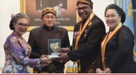 Bupati Mimika Johannes Rettob, S.Sos, M.M dan sang Istri, Suzy Susana Herawaty Rettob, saat menerima gelar kehormatan dari Keraton Kasunanan Surakarta Hadiningrat yang diserahkan oleh Sri Susuhunan Pakubuwana XIV di Sasana Narendra, Keraton Surakarta, Jawa Tengah, Senin (15/6/2026) (karapauwnews.com/Foto: Dokumen Pribadi Johannes Rettob)