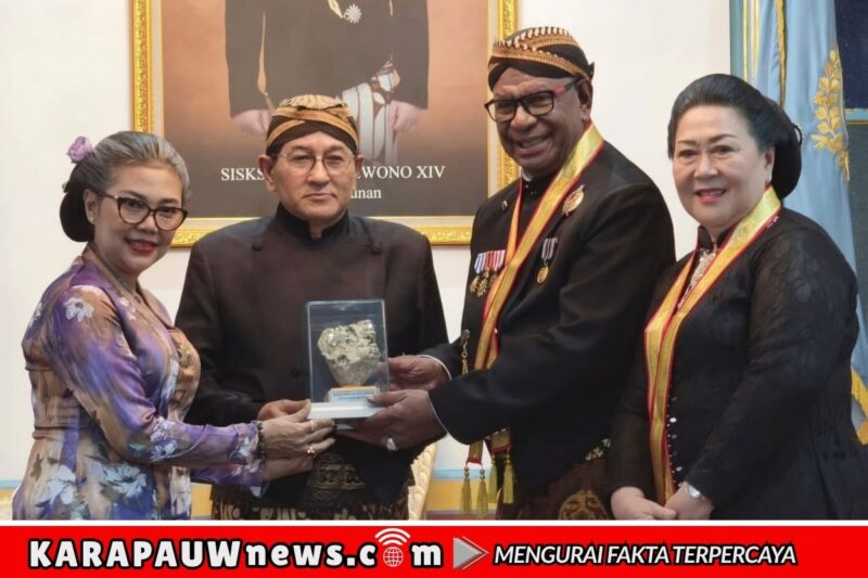 Bupati Mimika Johannes Rettob, S.Sos, M.M dan sang Istri, Suzy Susana Herawaty Rettob, saat menerima gelar kehormatan dari Keraton Kasunanan Surakarta Hadiningrat yang diserahkan oleh Sri Susuhunan Pakubuwana XIV di Sasana Narendra, Keraton Surakarta, Jawa Tengah, Senin (15/6/2026) (karapauwnews.com/Foto: Dokumen Pribadi Johannes Rettob)