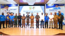 Foto bersama usai pembukaan Rapimpurda dan Musda KNPI Kabupaten Mimika Tahun 2026, Senin (29/6/2026) (karapauwnews.com/Foto: KNPI Mimika) 