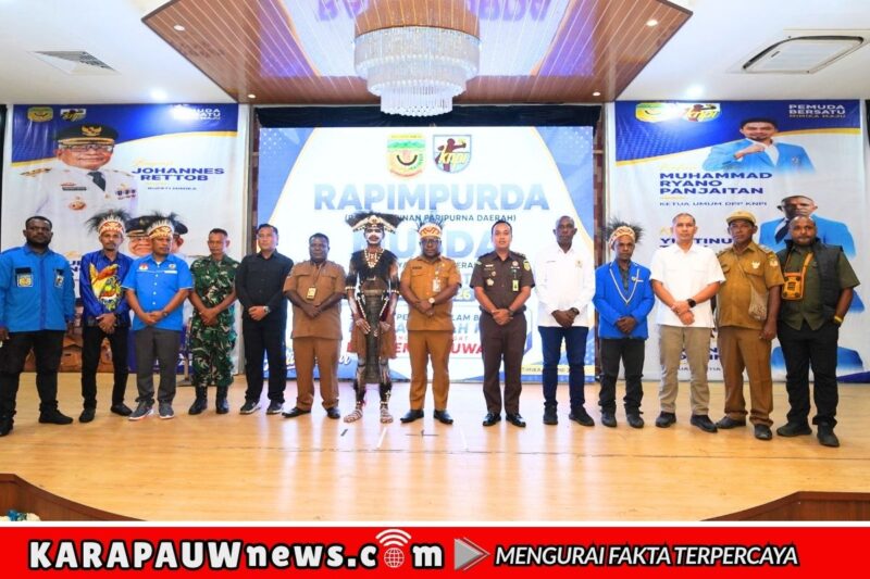 Foto bersama usai pembukaan Rapimpurda dan Musda KNPI Kabupaten Mimika Tahun 2026, Senin (29/6/2026) (karapauwnews.com/Foto: KNPI Mimika) 
