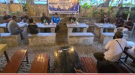 Situasi pelaksanaan pertemuan dengan seluruh OKP dan kelompok Cipayung untuk pembentukan Panitia Rapimpurda dan Musda 2026 DPD II KNPI Kabupaten Mimika, yang diselenggarakan di Kafe Amuro, Timika, Selasa (23/6/2026) (Dok.: karapauwnews.com)