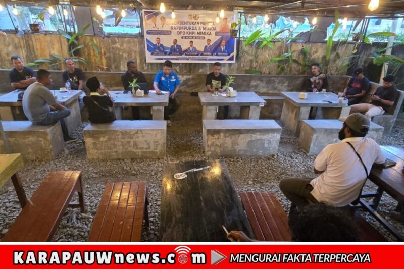Situasi pelaksanaan pertemuan dengan seluruh OKP dan kelompok Cipayung untuk pembentukan Panitia Rapimpurda dan Musda 2026 DPD II KNPI Kabupaten Mimika, yang diselenggarakan di Kafe Amuro, Timika, Selasa (23/6/2026) (Dok.: karapauwnews.com)