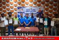 Foto bersama Pengurus Karteker DPD II KNPI Kabupaten Mimika dengan beberapa Ketua KNPI Distrik usah Rapat Pleno, yang digelar di Hotel Cartenz Timika, Jumat (26/6/2026) (karapauwnews.com/Foto: KNPI Kabupaten Mimika)