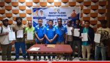 Foto bersama Pengurus Karteker DPD II KNPI Kabupaten Mimika dengan beberapa Ketua KNPI Distrik usah Rapat Pleno, yang digelar di Hotel Cartenz Timika, Jumat (26/6/2026) (karapauwnews.com/Foto: KNPI Kabupaten Mimika)
