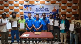 Foto bersama Pengurus Karteker DPD II KNPI Kabupaten Mimika dengan beberapa Ketua KNPI Distrik usah Rapat Pleno, yang digelar di Hotel Cartenz Timika, Jumat (26/6/2026) (karapauwnews.com/Foto: KNPI Kabupaten Mimika)