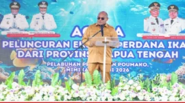 Gubernur Papua Tengah, Meki Fritz Nawipa saat menyampaikan sambutan dalam kegiatan peluncuran ekspor perdana ikan melalui pelabuhan Pomako, Kabupaten Mimika, Selasa (30/6/2026) (karapauwnews.com/Foto: Humas Pemprov Papua Tengah)