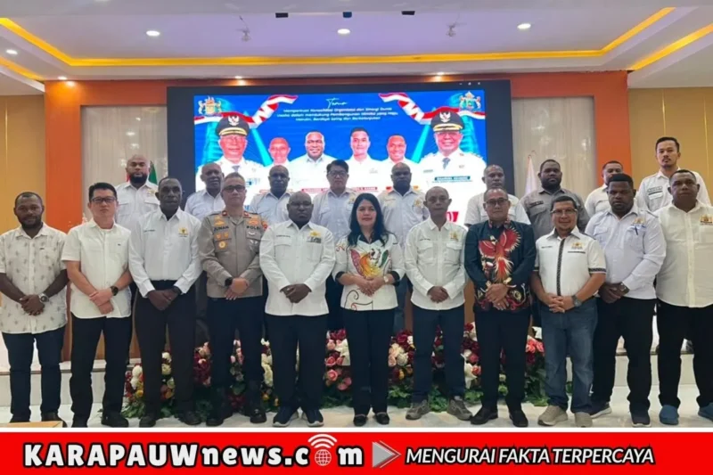 Foto bersama usai pembukaan Mukab KADIN Kabupaten Mimika, yang digelar di ballroom Grand Tembaga Timika, Sabtu (6/6/2026) (karapauwnews.com/Foto: KADIN Mimika)