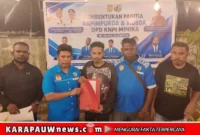 Penyerahan SK Panitia Pelaksana Rapimpurda dan Musda KNPI Kabupaten Mimika 2026 oleh Ketua Karteker DPD II KNPI Kabupaten Mimika, Arden C. Temorubun, kepada Ketua Panitia Pelaksana, Deni Yunus Dokainubun, yang digelar di Kafe Amuro, Timika, Selasa (23/6/2026) (karapauwnews.com/SH)
