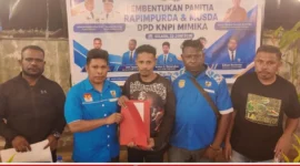 Penyerahan SK Panitia Pelaksana Rapimpurda dan Musda KNPI Kabupaten Mimika 2026 oleh Ketua Karteker DPD II KNPI Kabupaten Mimika, Arden C. Temorubun, kepada Ketua Panitia Pelaksana, Deni Yunus Dokainubun, yang digelar di Kafe Amuro, Timika, Selasa (23/6/2026) (karapauwnews.com/SH)