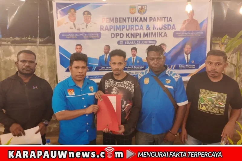 Penyerahan SK Panitia Pelaksana Rapimpurda dan Musda KNPI Kabupaten Mimika 2026 oleh Ketua Karteker DPD II KNPI Kabupaten Mimika, Arden C. Temorubun, kepada Ketua Panitia Pelaksana, Deni Yunus Dokainubun, yang digelar di Kafe Amuro, Timika, Selasa (23/6/2026) (karapauwnews.com/SH)
