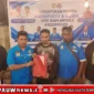 Penyerahan SK Panitia Pelaksana Rapimpurda dan Musda KNPI Kabupaten Mimika 2026 oleh Ketua Karteker DPD II KNPI Kabupaten Mimika, Arden C. Temorubun, kepada Ketua Panitia Pelaksana, Deni Yunus Dokainubun, yang digelar di Kafe Amuro, Timika, Selasa (23/6/2026) (karapauwnews.com/SH)