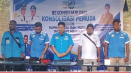 Pengurus Karteker DPD II KNPI Kabupaten Mimika bersama Kabid Kepemudaan Dispora Kabupaten Mimika, David Kangopme dalam pertemuan rekonsiliasi dan konsolidasi Pemuda dengan seluruh pengurus OKP, yang diselenggarakan di Caffee Ceko, Timika, Jumat (19/6/2026) (karapauwnews.com/Foto: KNPI Kabupaten Mimika)