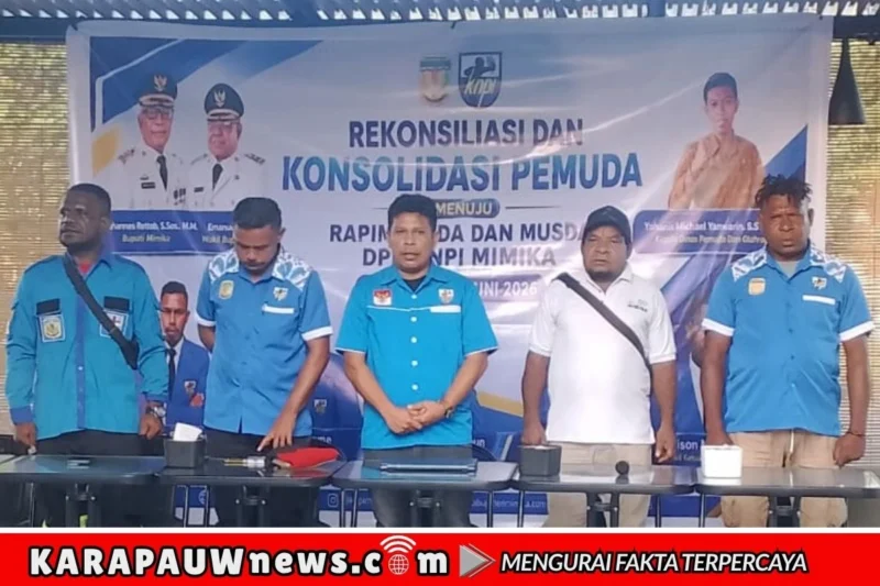 Pengurus Karteker DPD II KNPI Kabupaten Mimika bersama Kabid Kepemudaan Dispora Kabupaten Mimika, David Kangopme dalam pertemuan rekonsiliasi dan konsolidasi Pemuda dengan seluruh pengurus OKP, yang diselenggarakan di Caffee Ceko, Timika, Jumat (19/6/2026) (karapauwnews.com/Foto: KNPI Kabupaten Mimika)