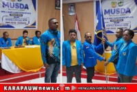 Situasi pelaksanaan Musda DPD II KNPI Kabupaten Mimika (kiri) dan penyerahan Pataka kepada Ketua Terpilih DPD II KNPI Kabupaten Mimika (karapauwnews.com/Foto: Dokumen KNPI Kab. Mimika)