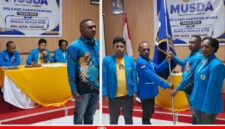 Situasi pelaksanaan Musda DPD II KNPI Kabupaten Mimika (kiri) dan penyerahan Pataka kepada Ketua Terpilih DPD II KNPI Kabupaten Mimika (karapauwnews.com/Foto: Dokumen KNPI Kab. Mimika)