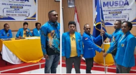 Situasi pelaksanaan Musda DPD II KNPI Kabupaten Mimika (kiri) dan penyerahan Pataka kepada Ketua Terpilih DPD II KNPI Kabupaten Mimika (karapauwnews.com/Foto: Dokumen KNPI Kab. Mimika)