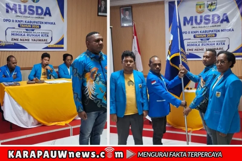 Situasi pelaksanaan Musda DPD II KNPI Kabupaten Mimika (kiri) dan penyerahan Pataka kepada Ketua Terpilih DPD II KNPI Kabupaten Mimika (karapauwnews.com/Foto: Dokumen KNPI Kab. Mimika)