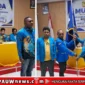 Situasi pelaksanaan Musda DPD II KNPI Kabupaten Mimika (kiri) dan penyerahan Pataka kepada Ketua Terpilih DPD II KNPI Kabupaten Mimika (karapauwnews.com/Foto: Dokumen KNPI Kab. Mimika)