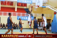 Situasi pertandingan antara Banteng Mimika (kaos Putih) versus Yonif Supiori (kaos Biru) pada Turnamen Tarantula Kings 2026, yang digelar di GOR Petrus Kafiar Biak, Kabupaten Biak Numfor, Sabtu (1/8/2026) (karapauwnews.com/Foto: Official Banteng Mimika)