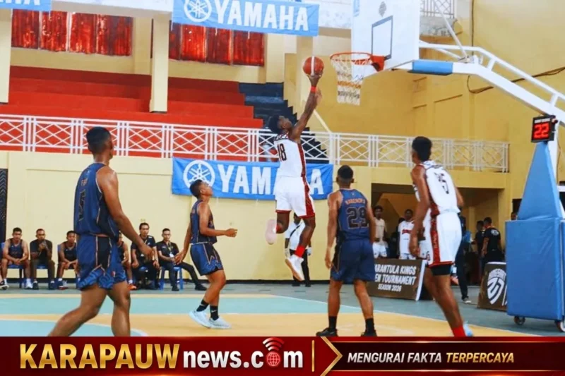 Situasi pertandingan antara Banteng Mimika (kaos Putih) versus Yonif Supiori (kaos Biru) pada Turnamen Tarantula Kings 2026, yang digelar di GOR Petrus Kafiar Biak, Kabupaten Biak Numfor, Sabtu (1/8/2026) (karapauwnews.com/Foto: Official Banteng Mimika)